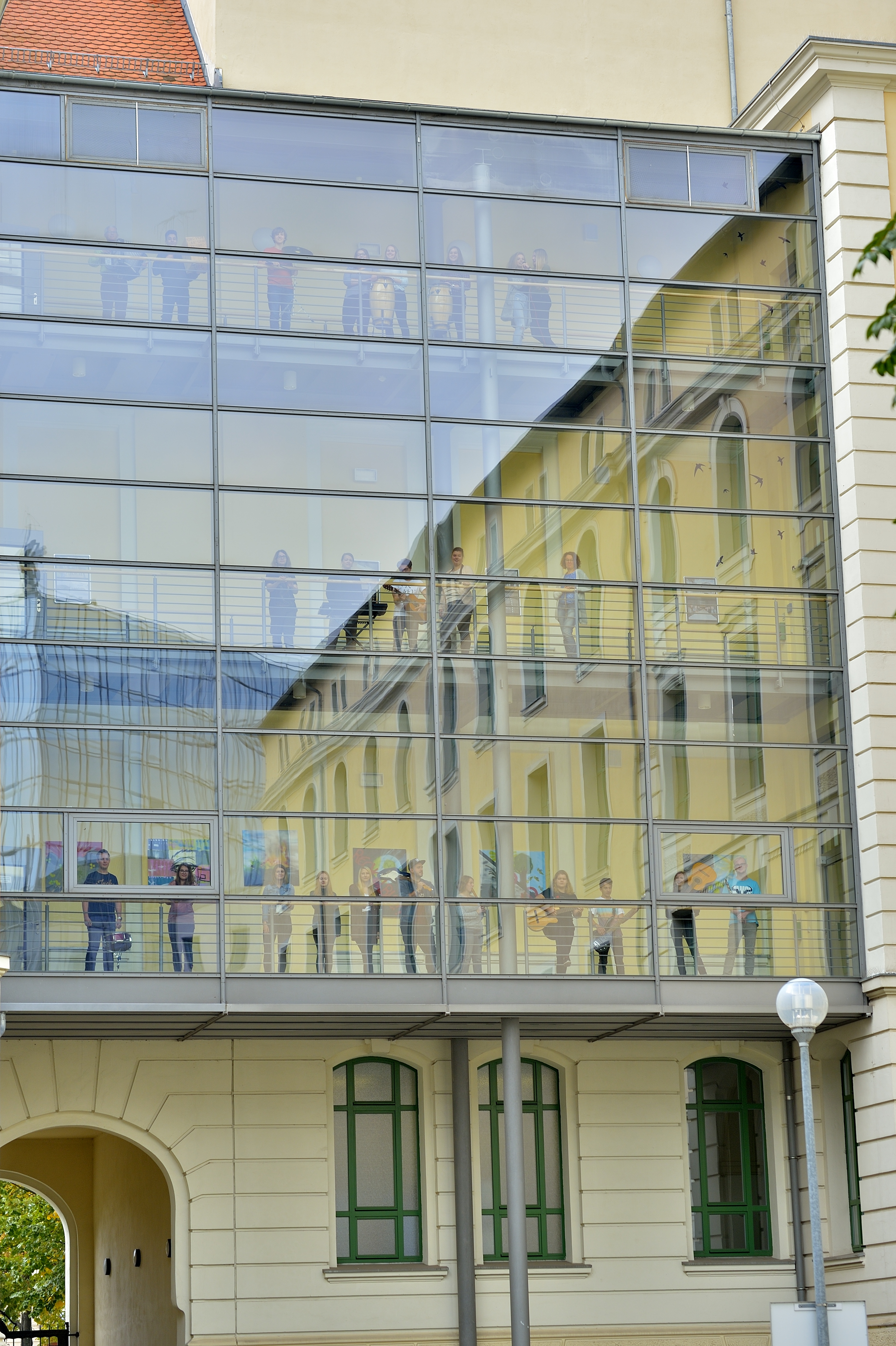 Schülerinnen und Schüler in der Glasverbindung der Berufsbildenden Schulen Otto von Guericke
