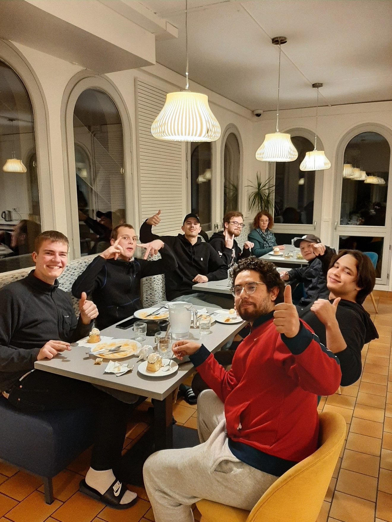 Während des Abendessens im Aufenthaltsraum